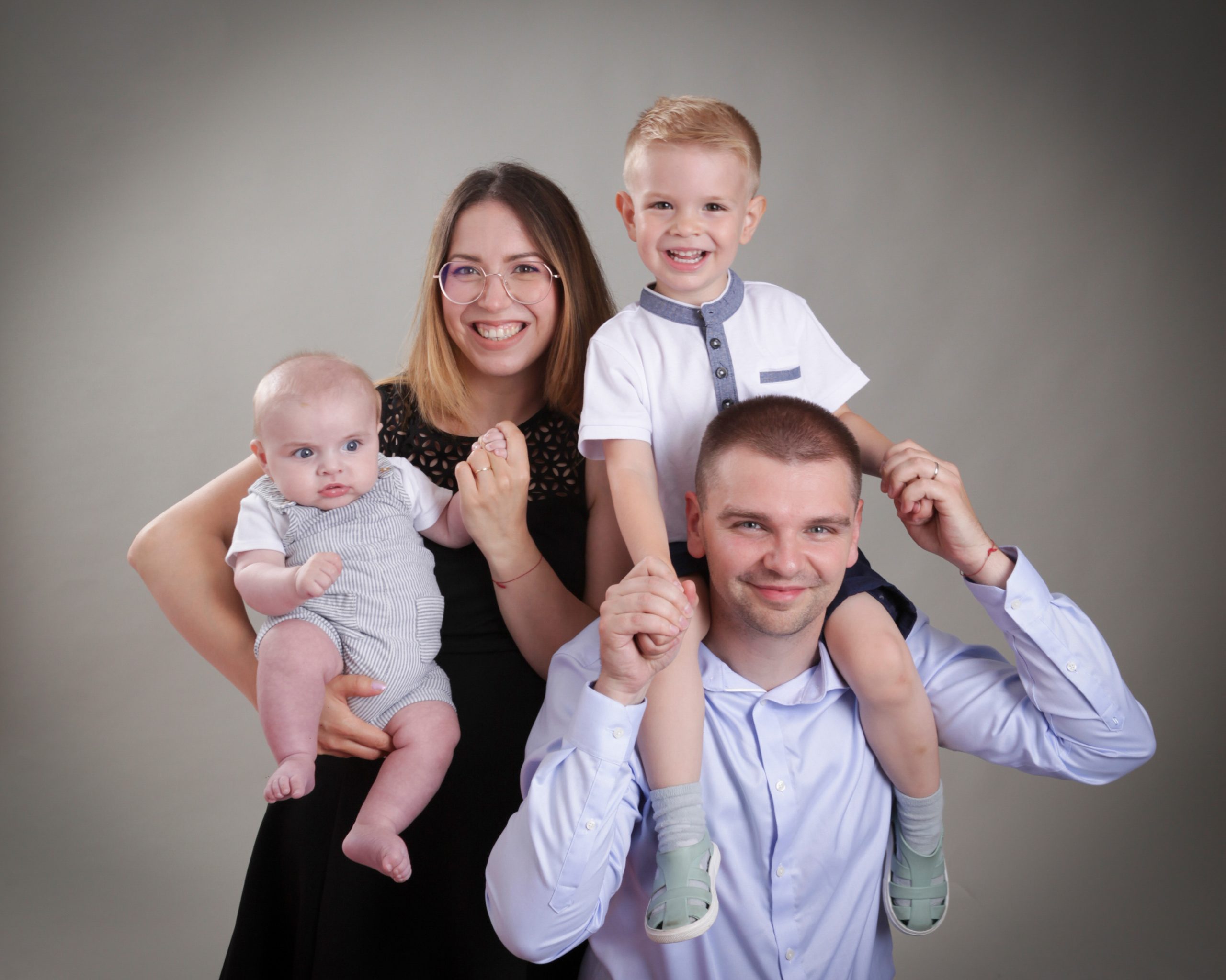 Photo famille Lambersart ; portrait famille Lambersart ; studio photo Lambersart ; studio Image d'un Jour Lambersart ; Henri Zboralski Lambersart